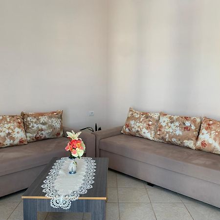 סרנדה Ylli Cunaj Apartments מראה חיצוני תמונה