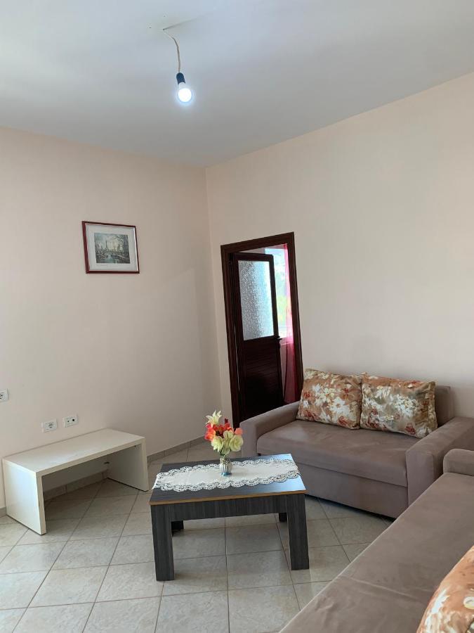 סרנדה Ylli Cunaj Apartments מראה חיצוני תמונה