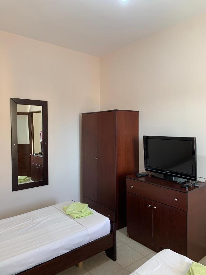סרנדה Ylli Cunaj Apartments מראה חיצוני תמונה