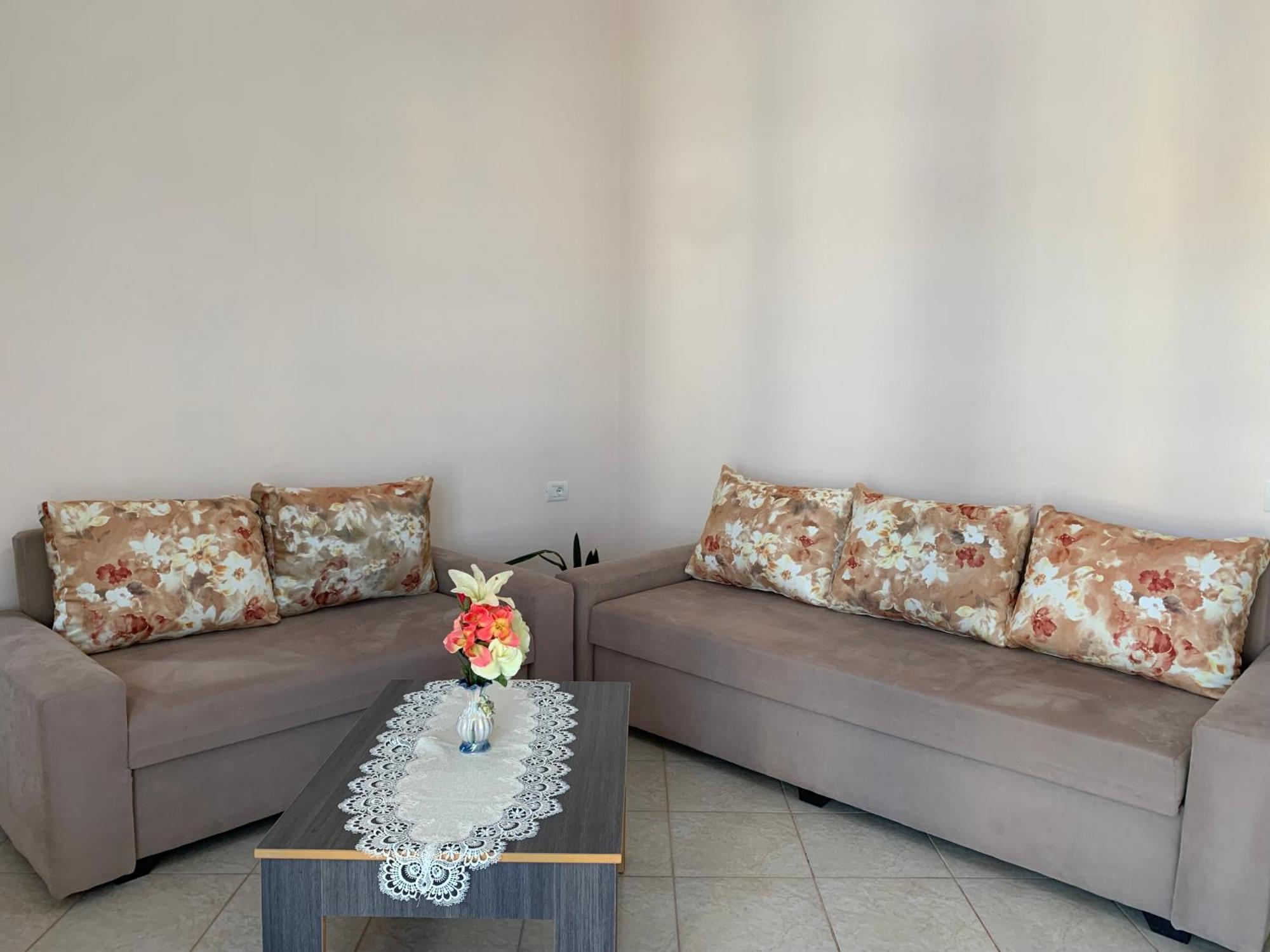 סרנדה Ylli Cunaj Apartments מראה חיצוני תמונה