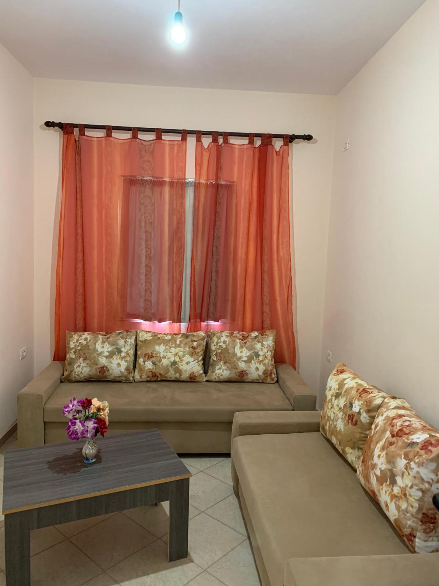 סרנדה Ylli Cunaj Apartments מראה חיצוני תמונה
